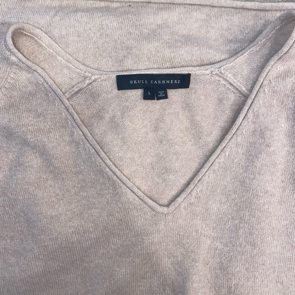 Skull Cashmere baby pink V-Neck sweater with arm slits - Picture 4 of 5